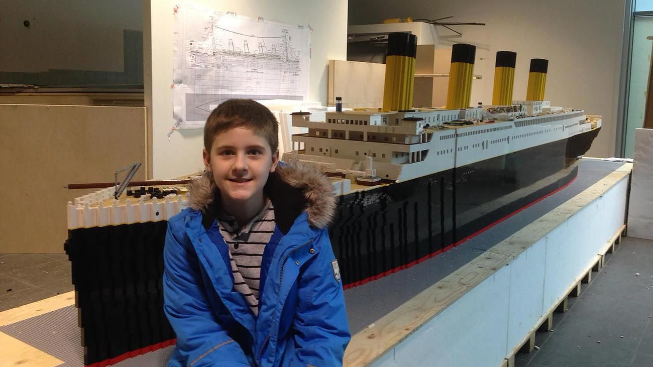 Мальчик с аутизмом построил самую большую копию Титаника из фигурок Lego