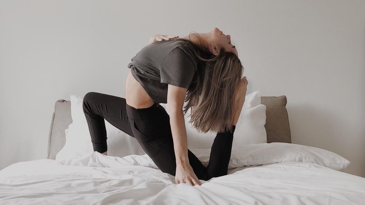 Тренировка для ленивых: как провести сеанс йоги в постели
