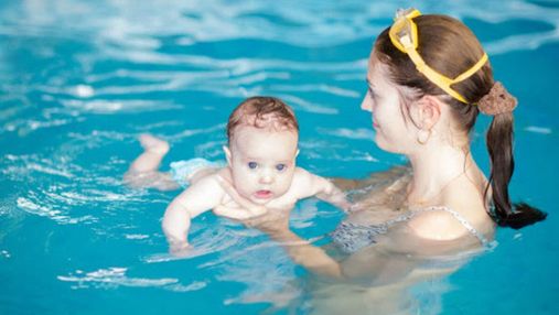 Плавання для новонароджених: переваги та користь для дітей 