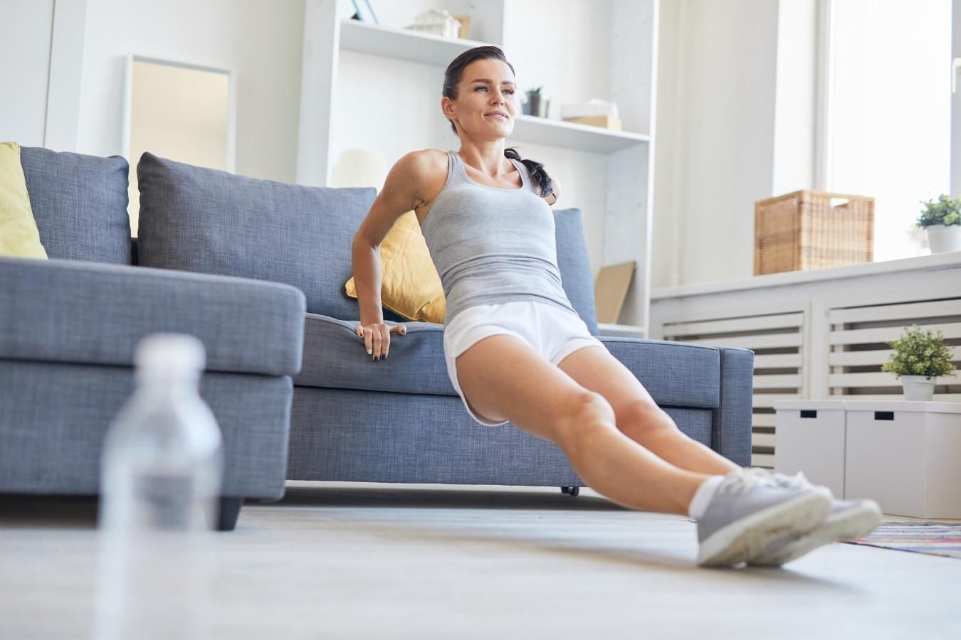 Тренировка дома: как выполнять упражнения с подушками и диваном