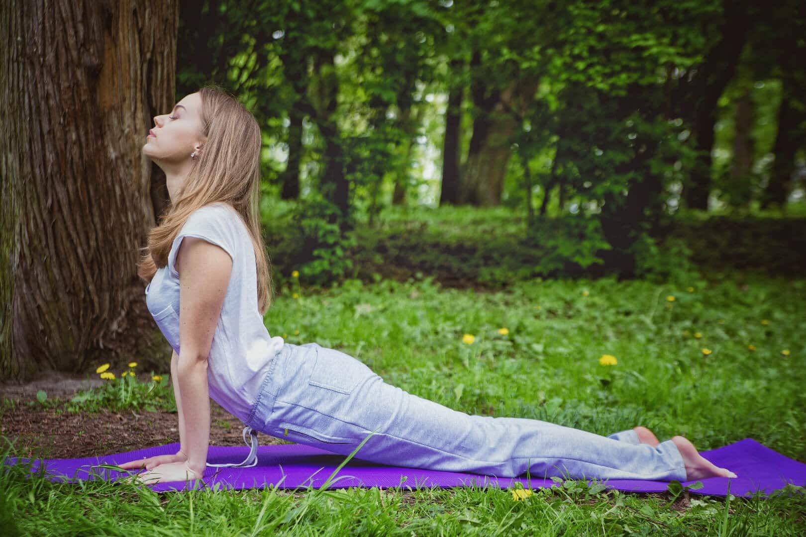 Как убрать живот: простые упражнения из йоги для формирования талии