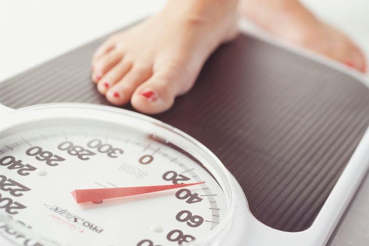 Поганий сон і ожиріння: дієтологиня пояснила зв'язок