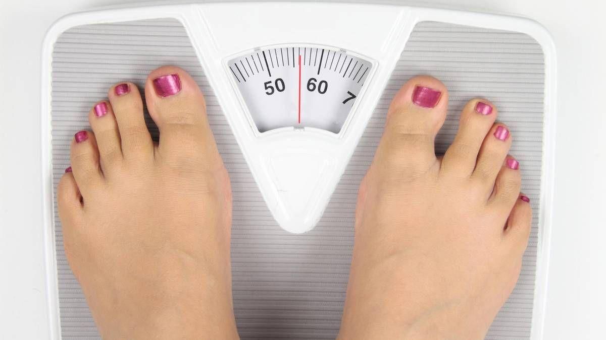 Чому вага змінюється протягом дня: 5 причин, які варто знати всім