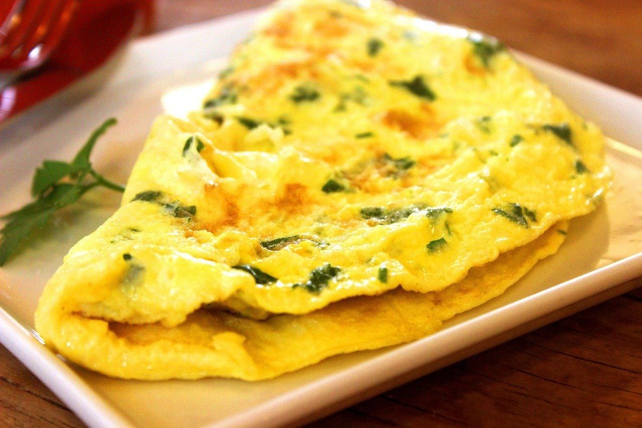 Рецепти омлетів: як приготувати здорорвий сніданок з яєць