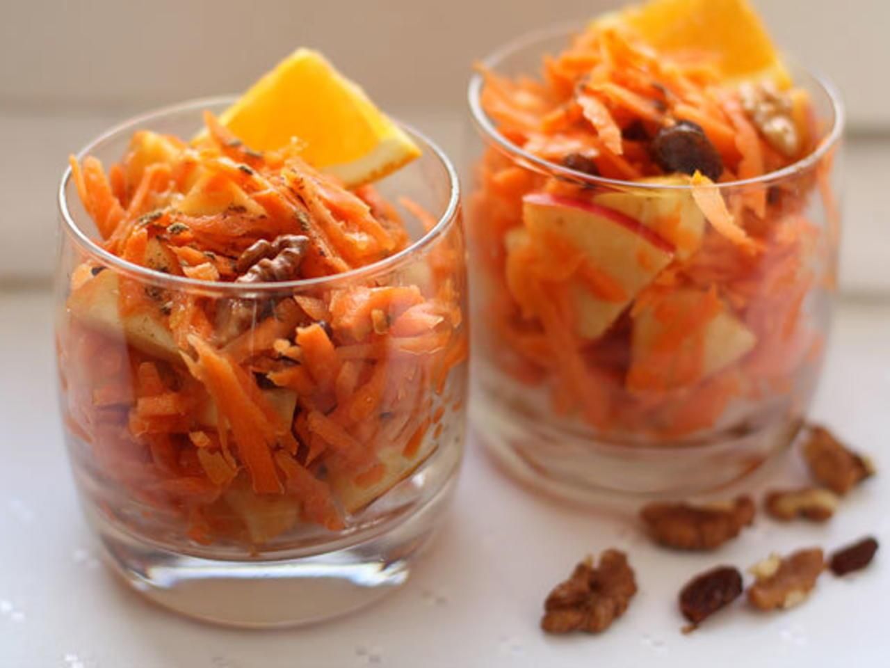 Что приготовить в пост: рецепт салата с орехами, морковью и вишней