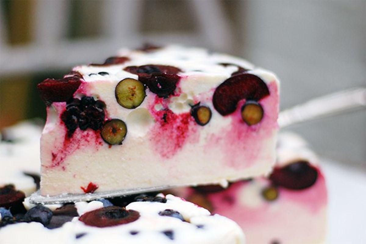 Який десерт можна їсти при схудненні: сирний торт з ягодами - рецепт