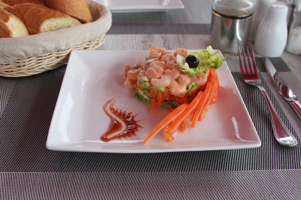 Рецепт вкусного салата с креветками и грибами для тех, кто на диете