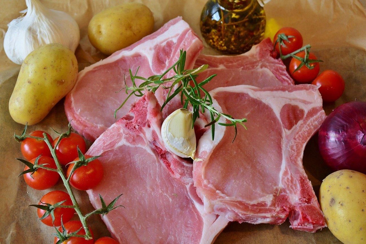 Рецепт запеченої свинини під сиром – відео покрокового приготування