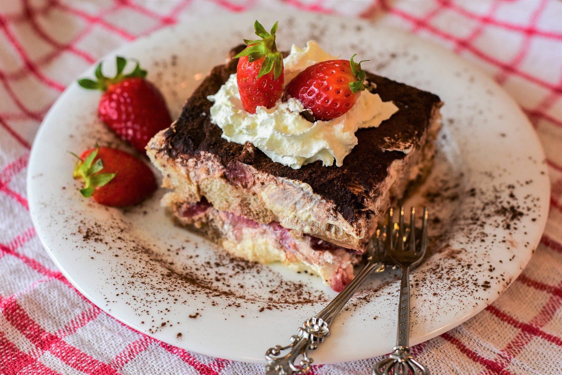 Как приготовить тирамису с ягодами: вкусный десерт от диетолога - фото
