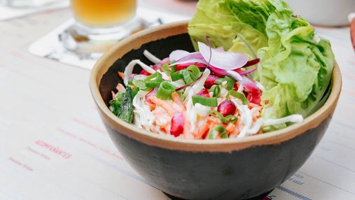 Салат с тунцом и фасолью: рецепт здорового ужина для тех, кто на диете
