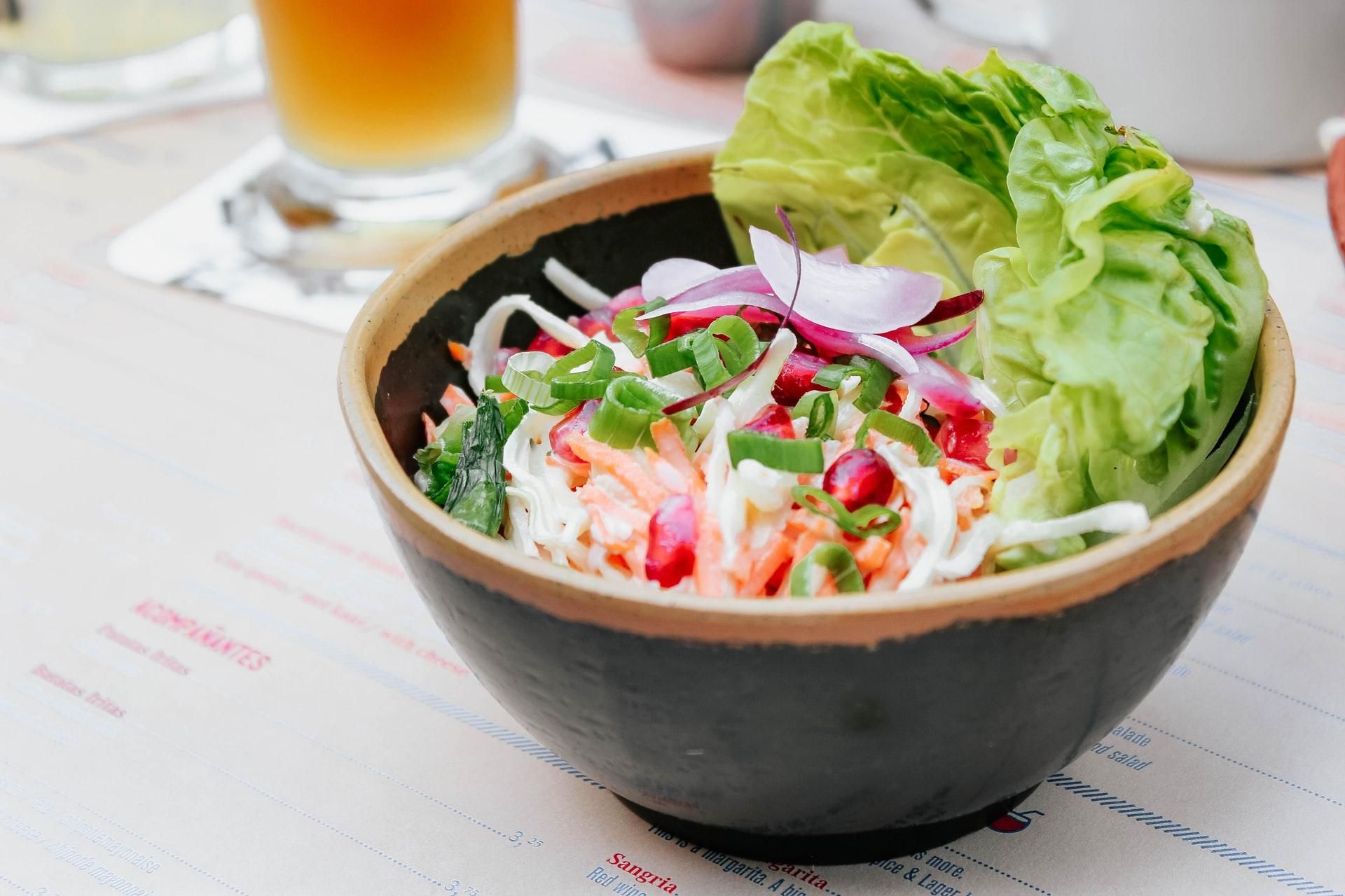 Салат с тунцом и фасолью: рецепт здорового ужина для тех, кто на диете