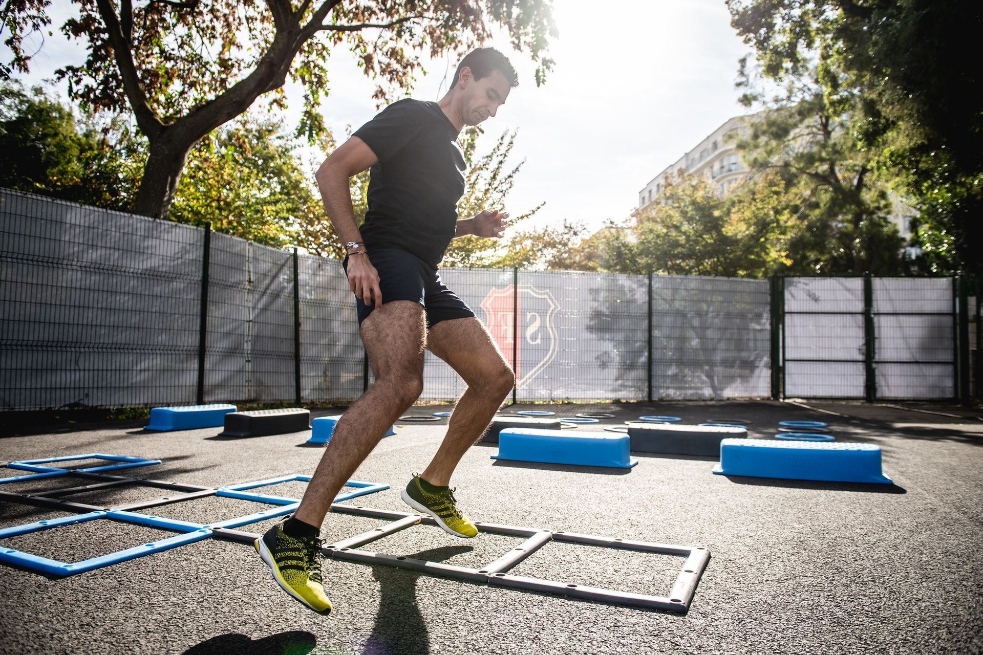 Кругове тренування на вулиці: відео вправ для спортивного майданчика