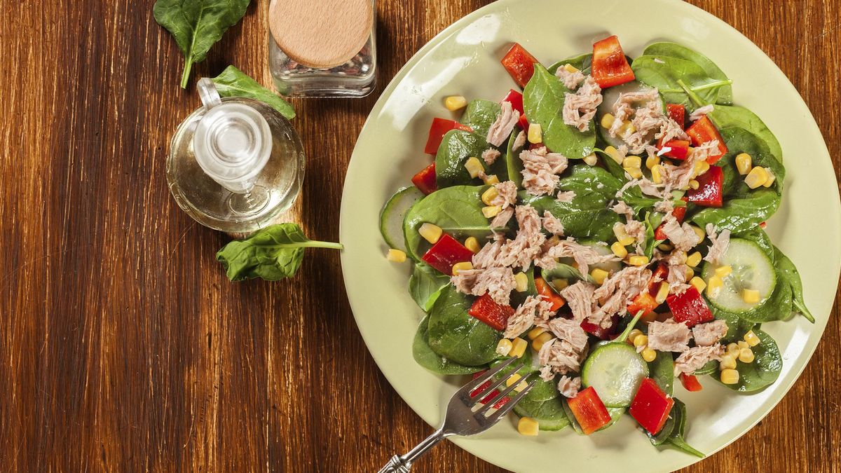 Что приготовить на ужин: легкий летний салат с тунцом для всей семьи