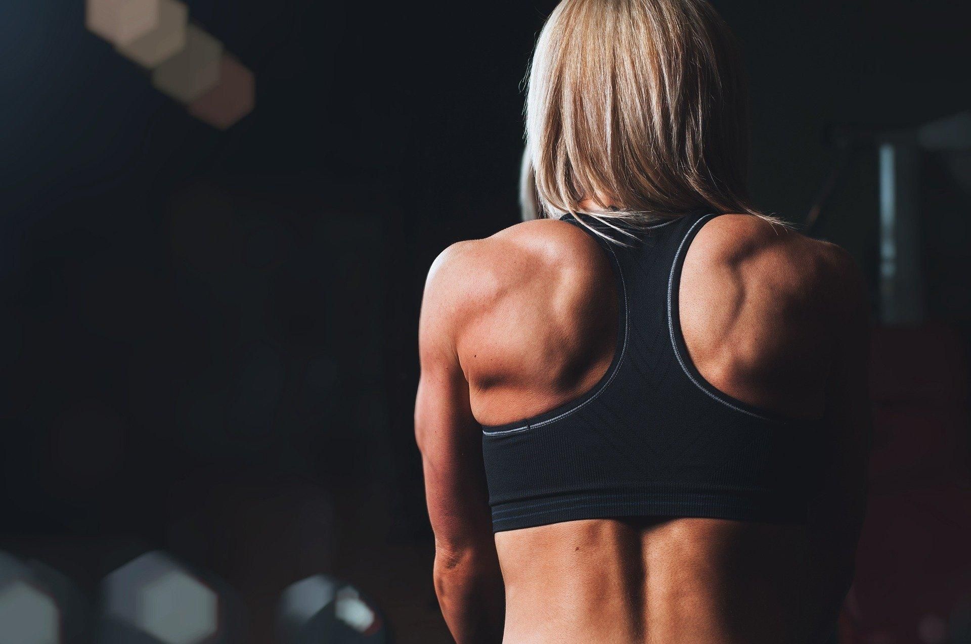 Як зробити красиві плечі: фітнес-тренерка показала вправи - відео