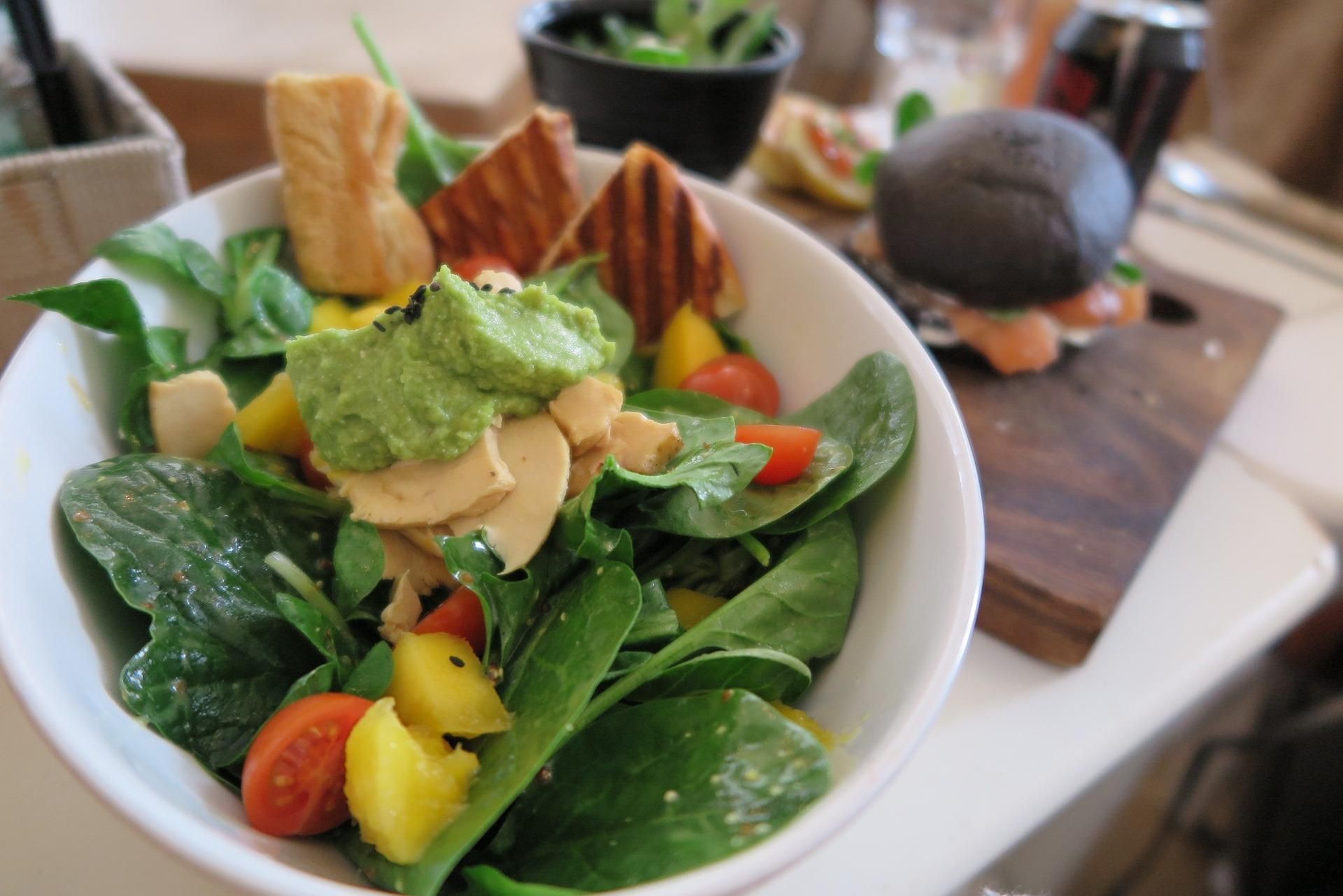 Легкий салат з куркою, авокадо і перцем: тренерка поділилася рецептом