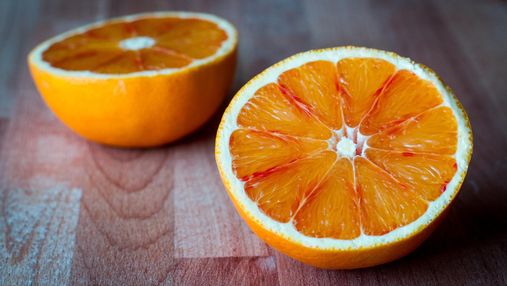 Легкий десерт для спекотного літа: як приготувати желе з апельсинового соку з ягодами