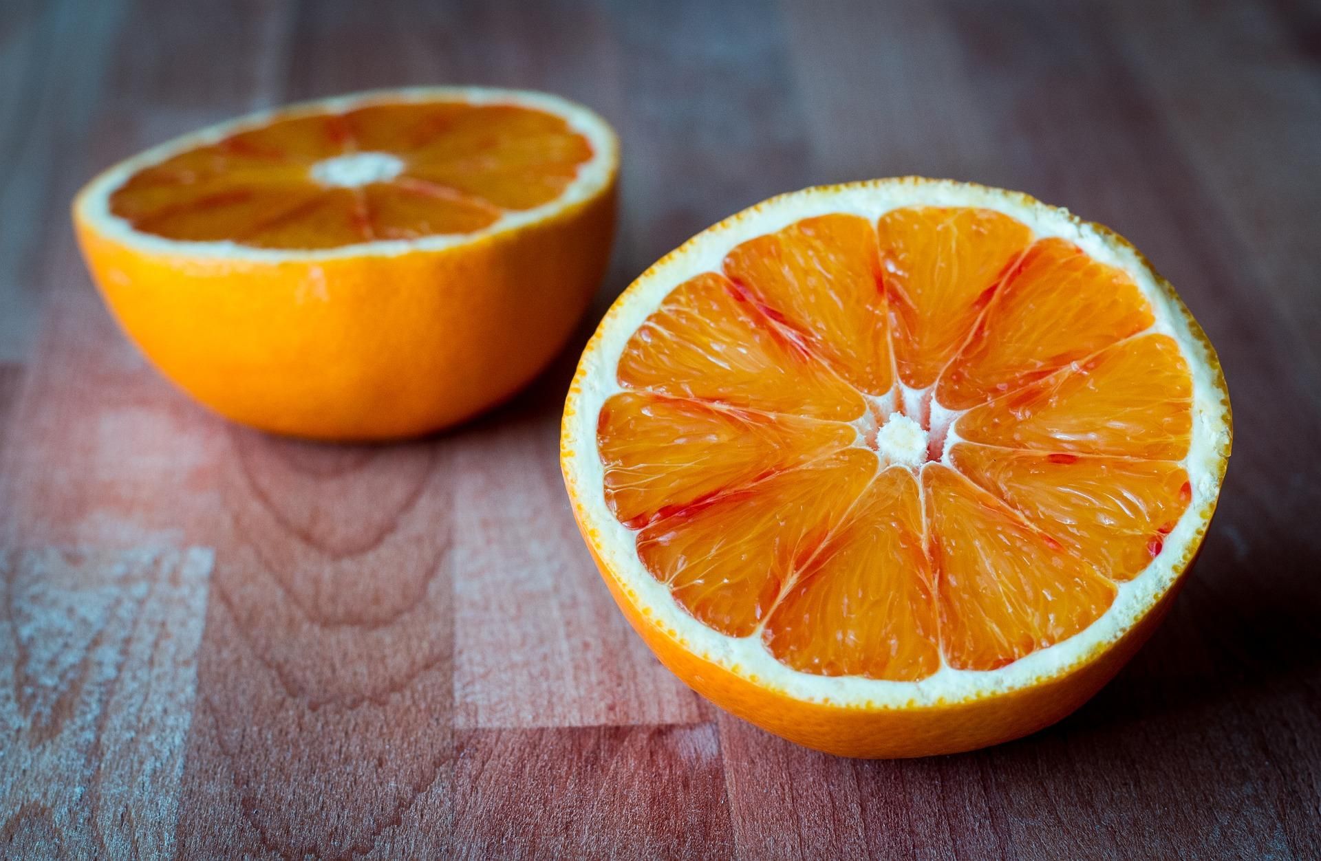 Легкий десерт для жаркого лета: как приготовить желе из апельсинового сока с ягодами