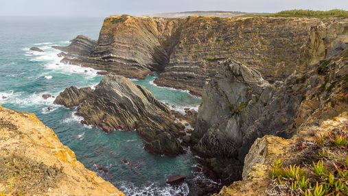 Огромные скалы над океаном: чем привлекает путешественников побережье Висентина в Португалии
