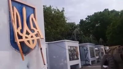 Окупанти з допомогою бронетехніки зірвали герб України у Херсоні: обурливе відео