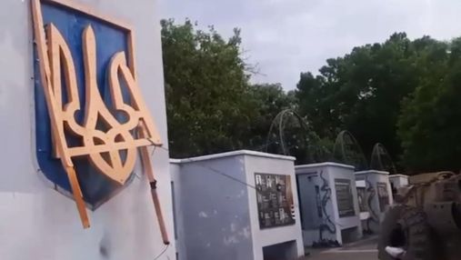 Окупанти з допомогою бронетехніки зірвали герб України у Херсоні: обурливе відео Окупанти з допомогою бронетехніки зірвали герб України у Херсоні: обурливе відео