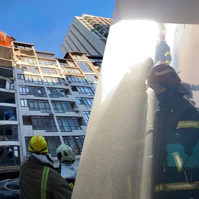 У Києві ракета потрапила в будинок: верхні поверхи частково зруйновані