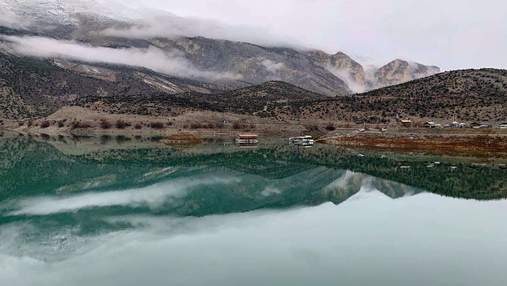 Горное озеро с бирюзовой водой: чем впечатляющее место в Турции привлекает путешественников